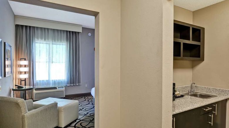 <b>Doubletree by Hilton Hattiesburg Room</b>. Images powered by <a href="https://iceportal.shijigroup.com/" title="IcePortal" target="_blank">IcePortal</a>.