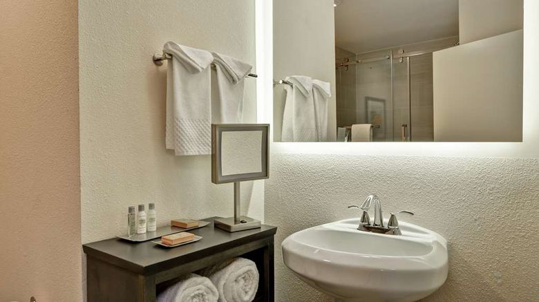 <b>Doubletree by Hilton Hattiesburg Room</b>. Images powered by <a href="https://iceportal.shijigroup.com/" title="IcePortal" target="_blank">IcePortal</a>.