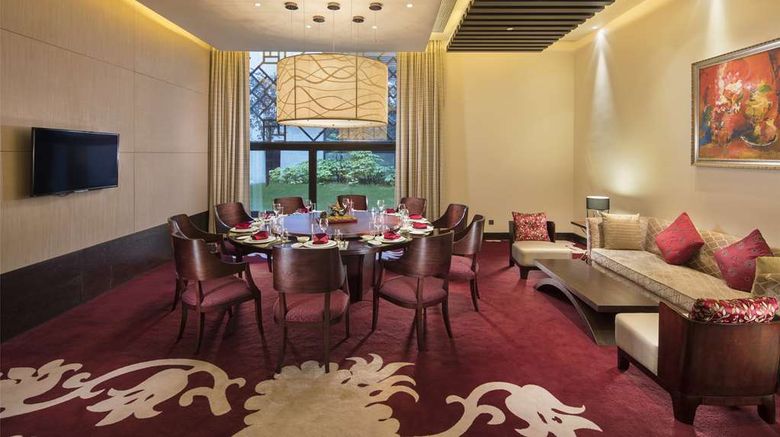 <b>Hilton Linzhi Resort Restaurant</b>. Images powered by <a href="https://iceportal.shijigroup.com/" title="IcePortal" target="_blank">IcePortal</a>.