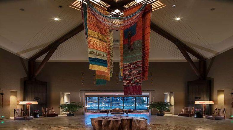 <b>Hilton Jiuzhaigou Resort Lobby</b>. Images powered by <a href="https://iceportal.shijigroup.com/" title="IcePortal" target="_blank">IcePortal</a>.