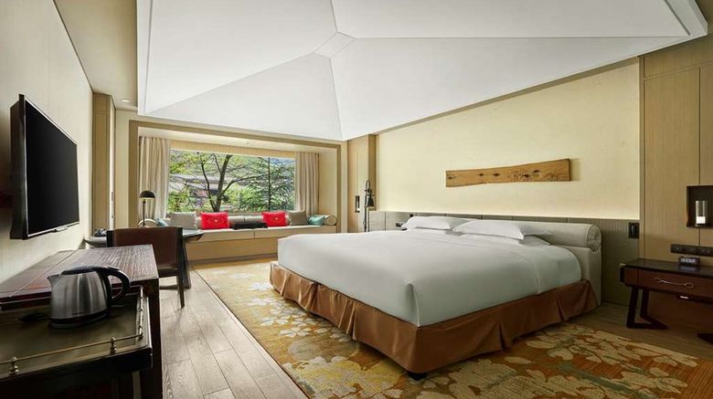 <b>Hilton Jiuzhaigou Resort Room</b>. Images powered by <a href="https://iceportal.shijigroup.com/" title="IcePortal" target="_blank">IcePortal</a>.