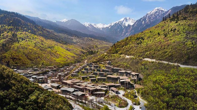<b>Hilton Jiuzhaigou Resort Exterior</b>. Images powered by <a href="https://iceportal.shijigroup.com/" title="IcePortal" target="_blank">IcePortal</a>.