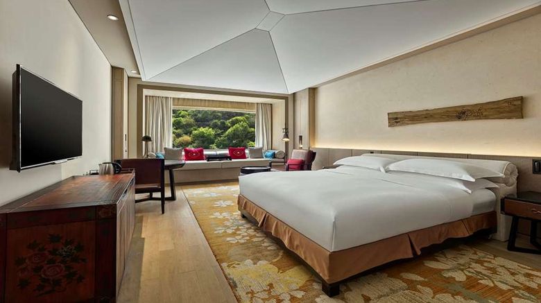 <b>Hilton Jiuzhaigou Resort Room</b>. Images powered by <a href="https://iceportal.shijigroup.com/" title="IcePortal" target="_blank">IcePortal</a>.