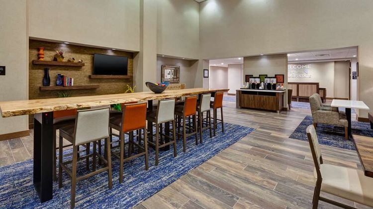 Hampton Inn & Suites Wells Lobby