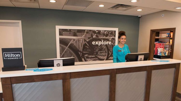 Hampton Inn & Suites Bay City Lobby