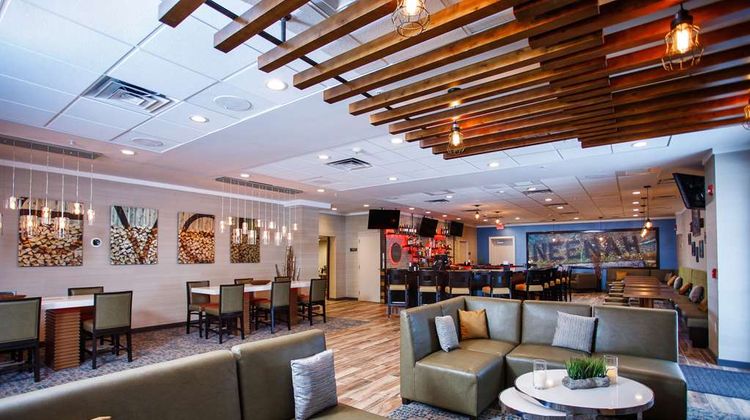 DoubleTree by Hilton Neenah Lobby