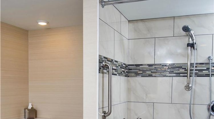 DoubleTree by Hilton Neenah Room