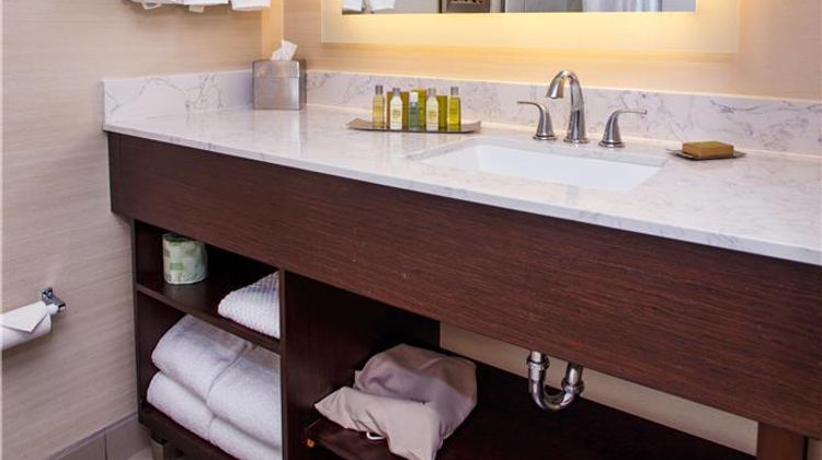 DoubleTree by Hilton Neenah Room