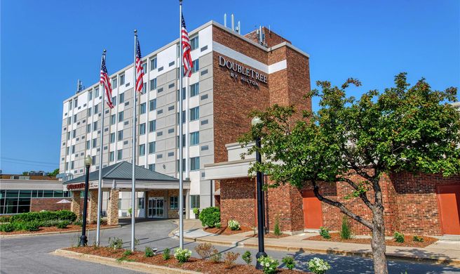 DoubleTree by Hilton Neenah Exterior