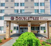 DoubleTree by Hilton Neenah Exterior