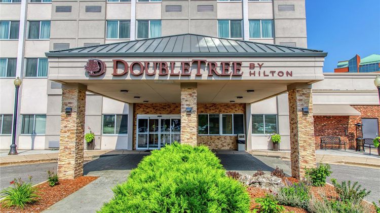 DoubleTree by Hilton Neenah Exterior