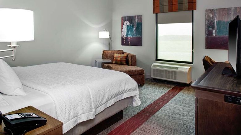 <b>Hampton Inn & Stes-Pittsburg KS Crossing Room</b>. Images powered by <a href="https://iceportal.shijigroup.com/" title="IcePortal" target="_blank">IcePortal</a>.
