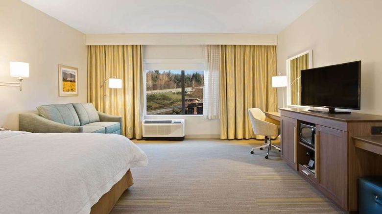 <b>Hampton Inn & Suites Seattle Woodinville Room</b>. Images powered by <a href="https://iceportal.shijigroup.com/" title="IcePortal" target="_blank">IcePortal</a>.