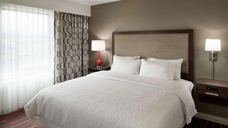 <b>Hampton Inn & Suites St. Louis/Alton Room</b>. Images powered by <a href="https://iceportal.shijigroup.com/" title="IcePortal" target="_blank">IcePortal</a>.