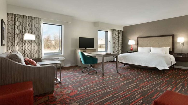 <b>Hampton Inn & Suites St. Louis/Alton Room</b>. Images powered by <a href="https://iceportal.shijigroup.com/" title="IcePortal" target="_blank">IcePortal</a>.