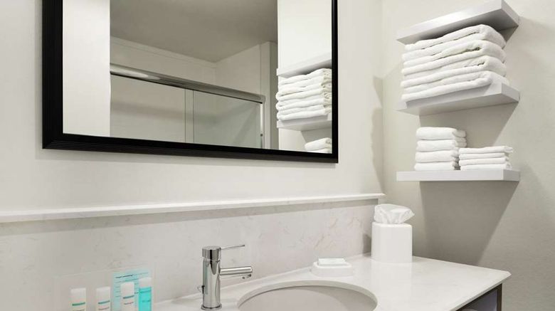 <b>Hampton Inn & Suites St. Louis/Alton Room</b>. Images powered by <a href="https://iceportal.shijigroup.com/" title="IcePortal" target="_blank">IcePortal</a>.