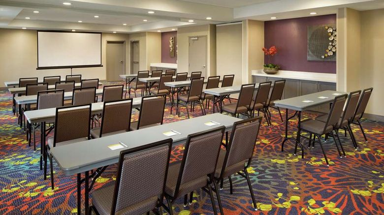 <b>Hampton Inn & Suites St. Louis/Alton Meeting</b>. Images powered by <a href="https://iceportal.shijigroup.com/" title="IcePortal" target="_blank">IcePortal</a>.
