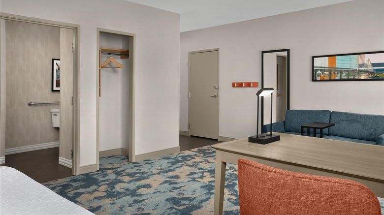 <b>Hampton Inn & Suites St. Louis/Alton Room</b>. Images powered by <a href="https://iceportal.shijigroup.com/" title="IcePortal" target="_blank">IcePortal</a>.