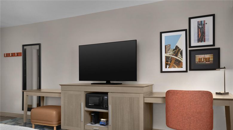 <b>Hampton Inn & Suites St. Louis/Alton Room</b>. Images powered by <a href="https://iceportal.shijigroup.com/" title="IcePortal" target="_blank">IcePortal</a>.
