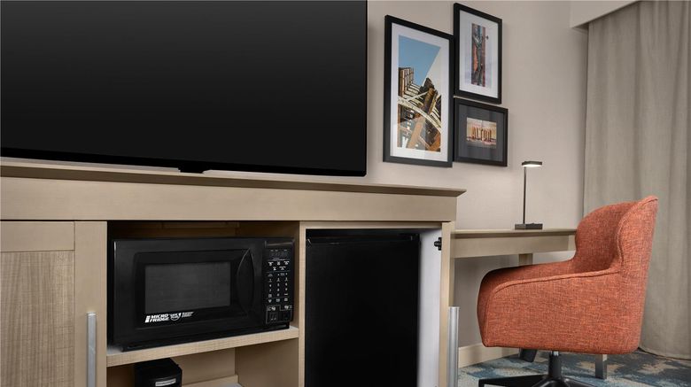 <b>Hampton Inn & Suites St. Louis/Alton Room</b>. Images powered by <a href="https://iceportal.shijigroup.com/" title="IcePortal" target="_blank">IcePortal</a>.