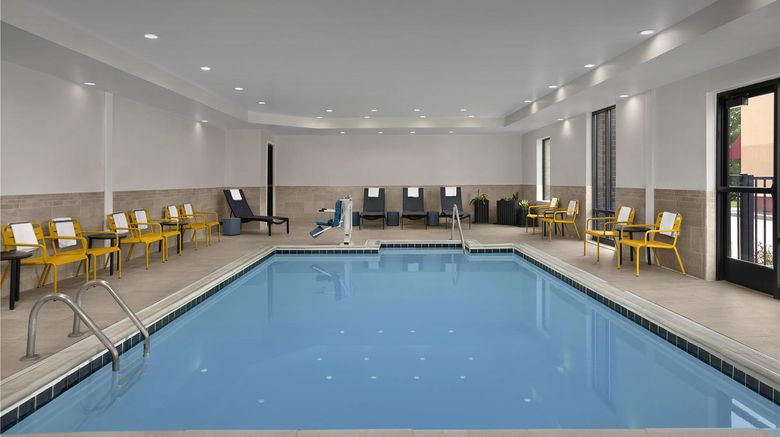 <b>Hampton Inn & Suites St. Louis/Alton Pool</b>. Images powered by <a href="https://iceportal.shijigroup.com/" title="IcePortal" target="_blank">IcePortal</a>.