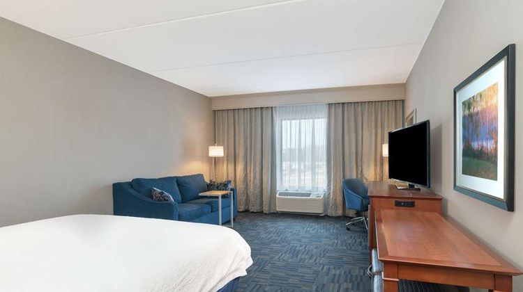 Hampton Inn & Suites Stewart Arpt Room