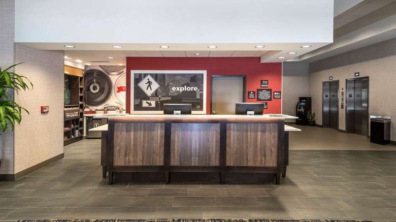 <b>Hampton Inn & Suites Tulsa Downtown Lobby</b>. Images powered by <a href="https://iceportal.shijigroup.com/" title="IcePortal" target="_blank">IcePortal</a>.