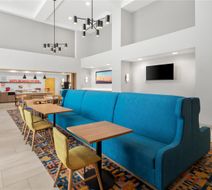 Hampton Inn & Suites New Castle Lobby
