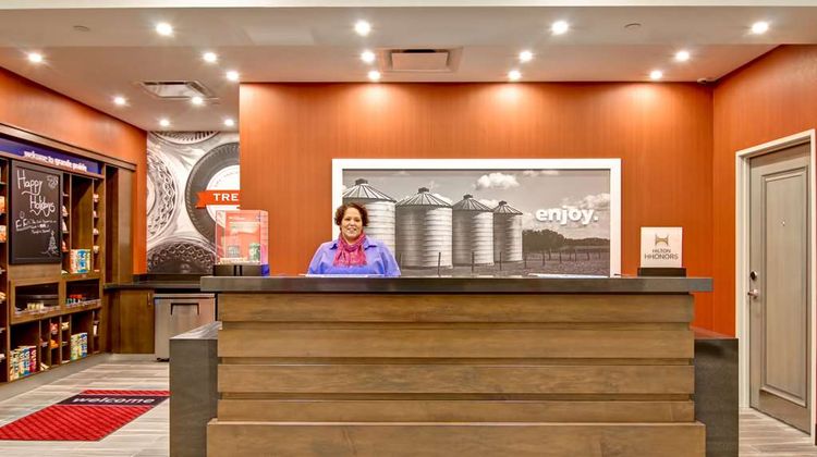 Hampton Inn & Suites Grande Prairie Lobby