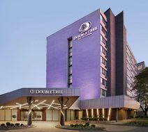 DoubleTree by Hilton Toronto Arpt West Exterior