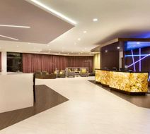 DoubleTree by Hilton Toronto Arpt West Lobby
