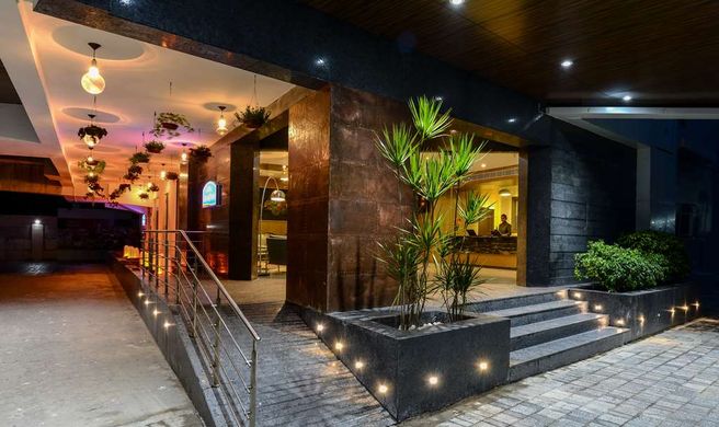 Howard Johnson by Wyndham Kolkata Exterior
