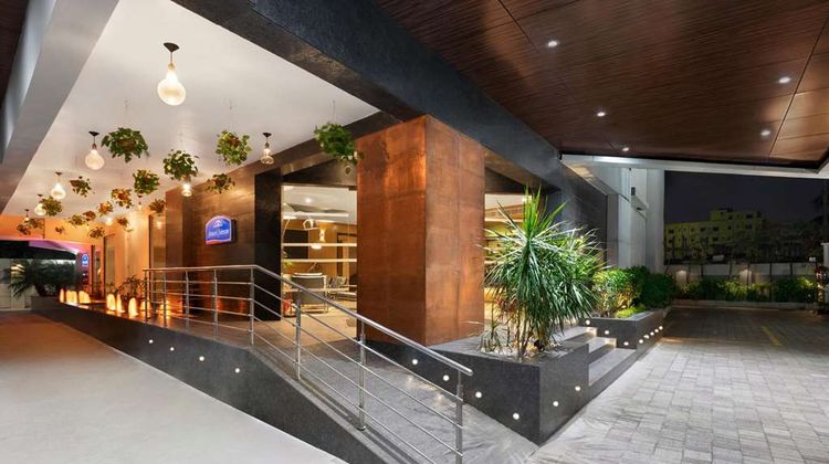 Howard Johnson by Wyndham Kolkata Exterior