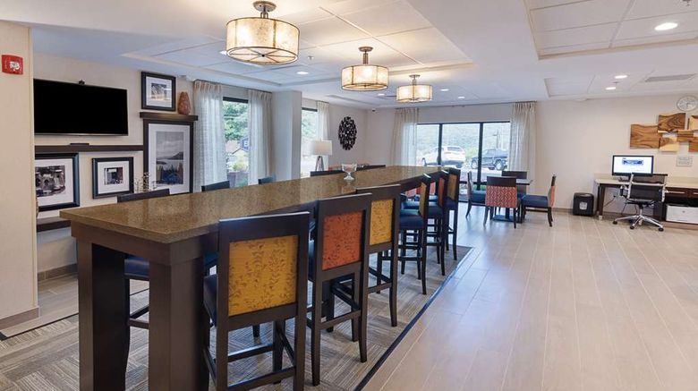 <b>Hampton Inn Covington Lobby</b>. Images powered by <a href="https://iceportal.shijigroup.com/" title="IcePortal" target="_blank">IcePortal</a>.