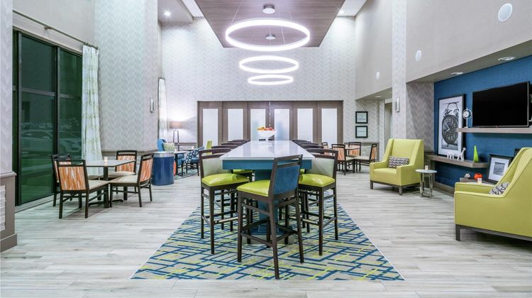 Hampton Inn & Suites Glenarden Lobby