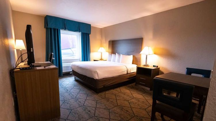 Baymont Inn & Suites Effingham Room