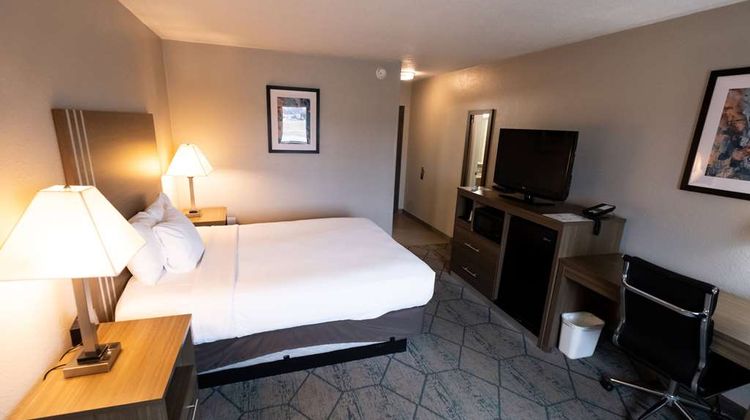 Baymont Inn & Suites Effingham Room
