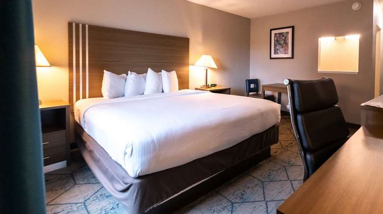 Baymont Inn & Suites Effingham Room