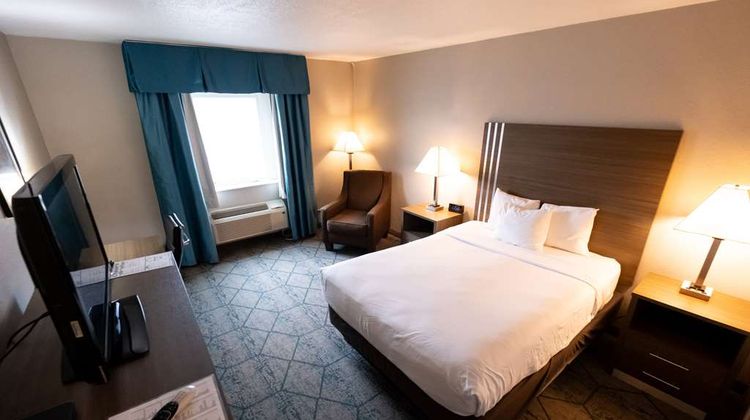 Baymont Inn & Suites Effingham Room