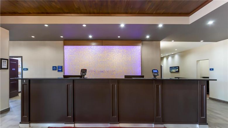 <b>Best Western Plus Hinton Inn & Suites Lobby</b>. Images powered by <a href="https://iceportal.shijigroup.com/" title="IcePortal" target="_blank">IcePortal</a>.