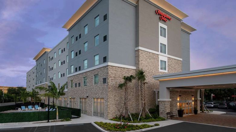 <b>Hampton Inn Miami Airport East Exterior</b>. Images powered by <a href="https://iceportal.shijigroup.com/" title="IcePortal" target="_blank">IcePortal</a>.