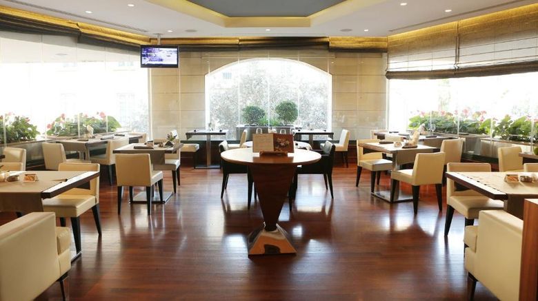 <b>ParkTower Suites Restaurant</b>. Images powered by <a href="https://iceportal.shijigroup.com/" title="IcePortal" target="_blank">IcePortal</a>.