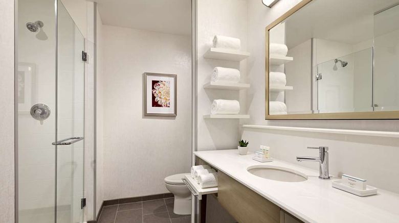 <b>Hampton Inn Long Beach Airport Room</b>. Images powered by <a href="https://iceportal.shijigroup.com/" title="IcePortal" target="_blank">IcePortal</a>.