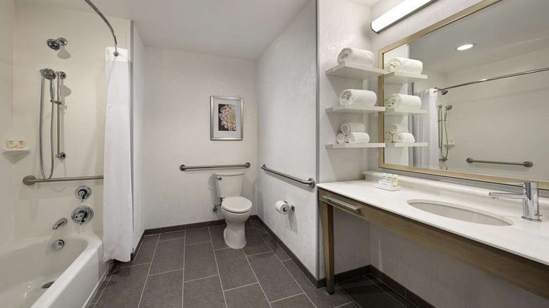 <b>Hampton Inn Long Beach Airport Room</b>. Images powered by <a href="https://iceportal.shijigroup.com/" title="IcePortal" target="_blank">IcePortal</a>.