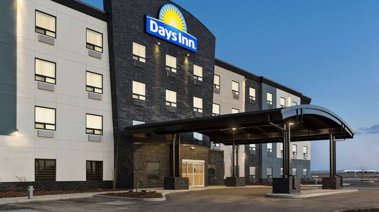 Days Inn Calgary North Balzac Exterior