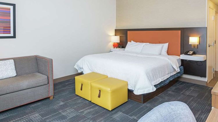 Hampton Inn & Suites University Town Ctr Room