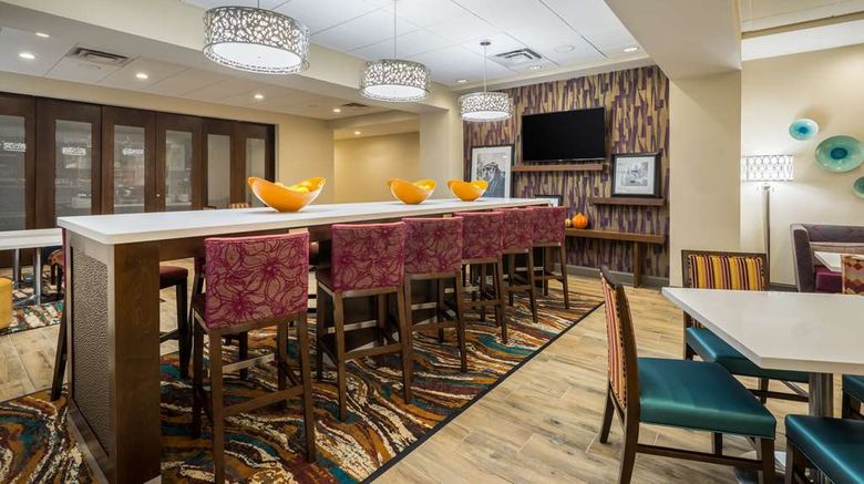 <b>Hampton Inn Newport Lobby</b>. Images powered by <a href="https://iceportal.shijigroup.com/" title="IcePortal" target="_blank">IcePortal</a>.