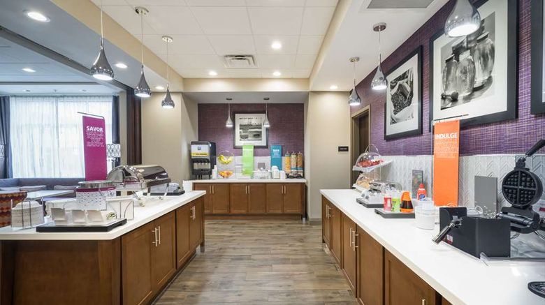 <b>Hampton Inn Newport Restaurant</b>. Images powered by <a href="https://iceportal.shijigroup.com/" title="IcePortal" target="_blank">IcePortal</a>.