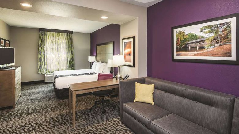 <b>La Quinta Inn & Suites Milledgeville Room</b>. Images powered by <a href="https://iceportal.shijigroup.com/" title="IcePortal" target="_blank">IcePortal</a>.