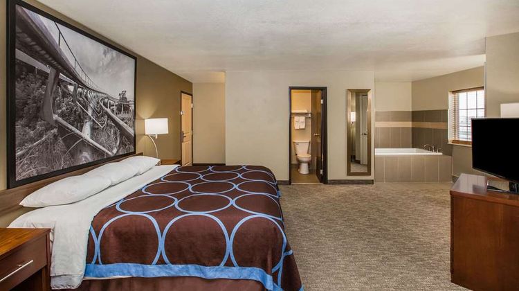 Super 8 Altoona Suite